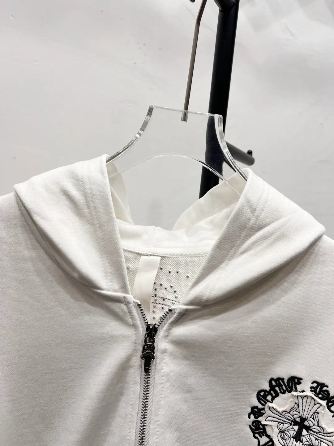 P320 Luxury 𝐂𝐡𝐫𝐨𝐦𝐞 𝐇𝐞𝐚𝐫𝐭𝐬/Cro Xin 2025 Pearl Cross Fully Embroidered New Original Counter High Street Style Jacket Top Version! Customized 420g heavyweight pure cotton fabric! High street style pearl cross all over embroidery + complex pattern embroidery on the sleeves + all embroidery is covered with rubber! Top products from the counter. The upper body is comfortable and textured. It has a low-key luxury feel. The outfit shows high-end taste. The large-cut tailoring is neat and elegant. The sophistication of the upper body is directly impressive👍High-end materials. High-quality cotton materials are selected✂️Outstanding quality. Special processing technology makes the body shape crisp and skin-friendly! No matter your figure, your upper body can instantly become a fashion icon, full of luxury. Accessories: Original molded leather collar label, authentic original hangtag + matching sling + 3D hanging beads + original packaging bag. Craftsmanship: The original version has consistent wiring! Detailed alignment process, highest degree of restoration! Multiple pattern making and debugging, 100% replica of the authentic quality! The correct version is the same for men and women. It is eye-catching, looks great and has full aura! Size: S M L Color: White Black
